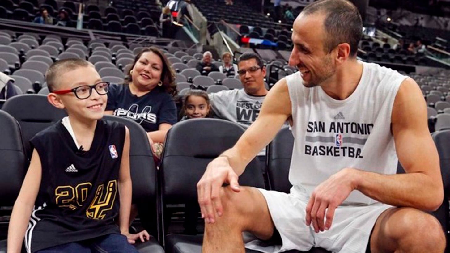 Manu Ginóbili con el niño al que llamaron "Ginobili"