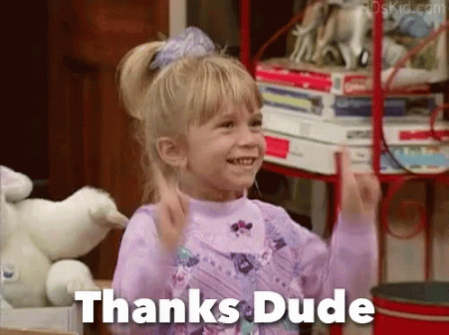 Scena da full house con una piccola gemella Olsen che indossa un maglioncino lilla e muove su e giù le braccia, con gli indici puntati in alto, tutta sorridente. C'è una scritta: Thanks Dude
