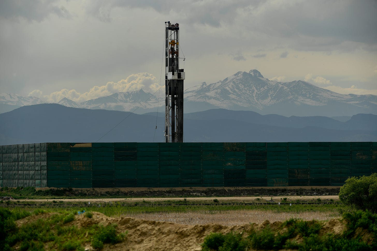 A drilling operation is surrounded by large noise dampening walls near Frederick, Colorado. Credit: Helen H. Richardson/The Denver Post via Getty Images