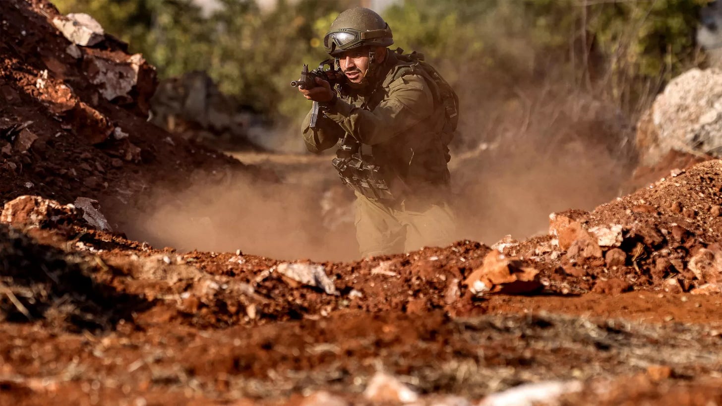 An Israeli army soldier advances during a drill at a position in the upper Galilee region of northern Israel near the border with Lebanon - Sputnik International, 1920, 29.10.2023