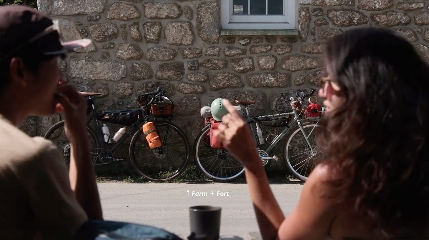 Bikepackeurs prennent un cafe