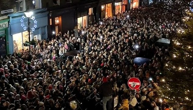 Safety fears force cancellation of carol services after 7000 cram into  Colombia Road – Eastlondonlines