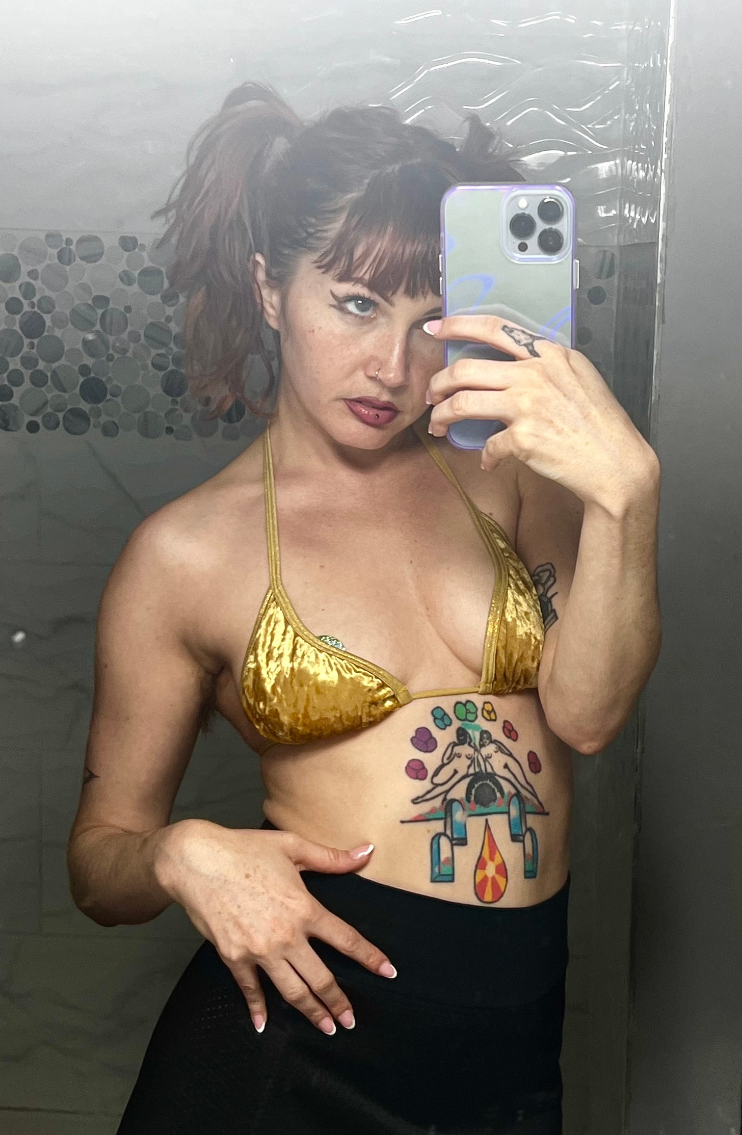 Mirror selfie of Alice on given night in bikini.