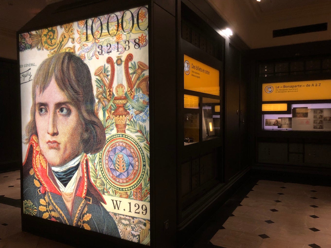 Reproduction murale d’un billet de banque à l’effigie de Bonaparte et vue sur la muséographie de la Cité de l’économie à Paris 