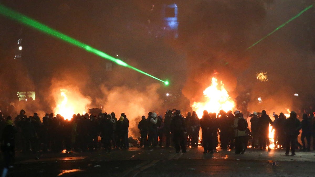 Fuegos artificiales, gases lacrimógenos y cañones de agua en las manifestaciones de Georgia