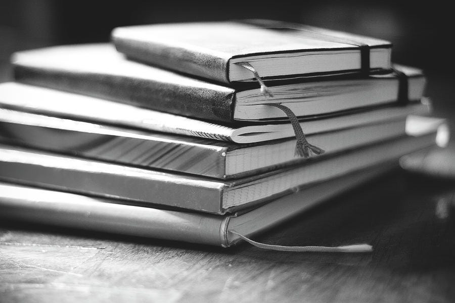 stack-of-notebooks-fotografie-melaniejoos stack-of-notebooks-fotografie-melaniejoos