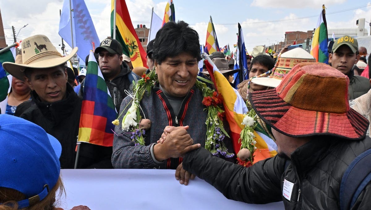 El expresidente boliviano (2006-2019) Evo Morales Ayma (C) saluda a un simpatizante durante la denominada "Marcha para Salvar a Bolivia" -contra su exaliado, el líder izquierdista Luis Arce- en Caracollo, provincia de Oruro, a 200 km al sur de La Paz, Bolivia, el 17 de septiembre de 2024. (Foto de AIZAR RALDES / AFP)