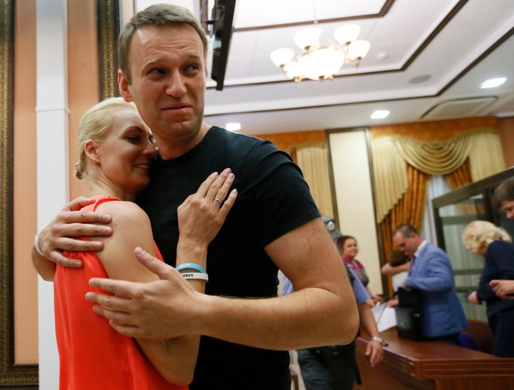 Navalny with his wife Yulia  in a courtroom in 2013.