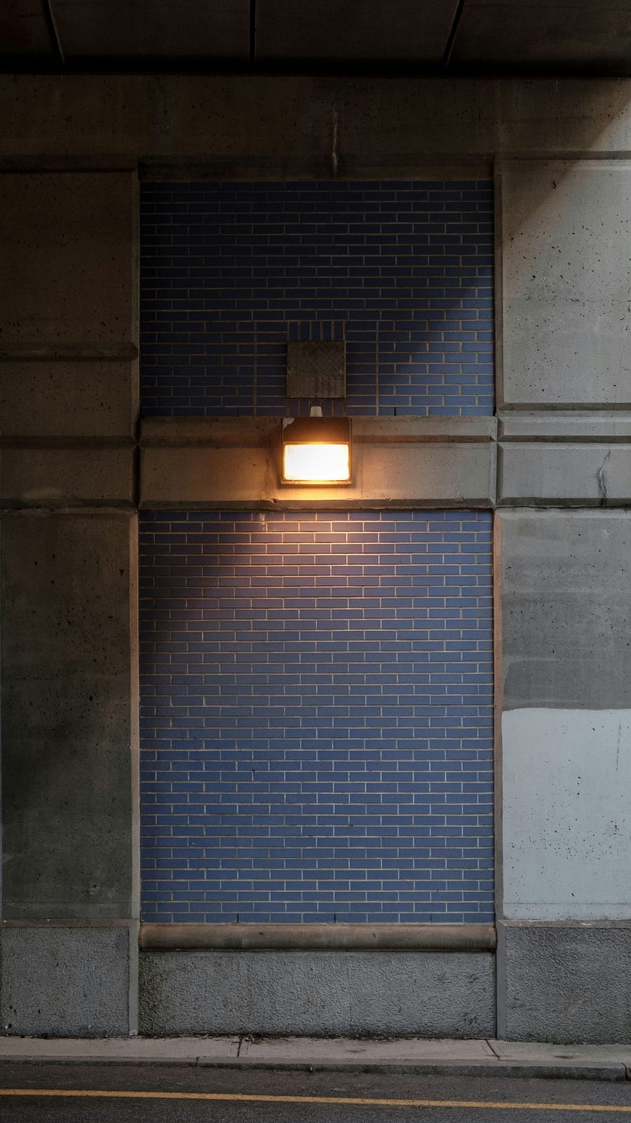 Image of walls and a square light.