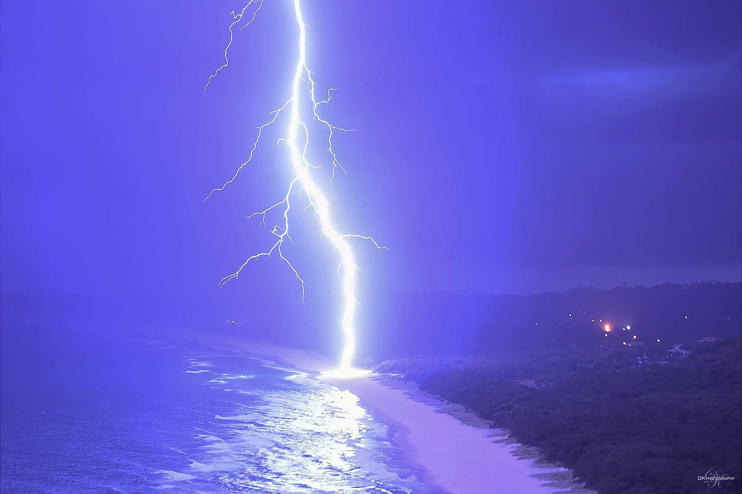 Huge Lightning strike hits the beach in Byron Bay, Australia. (Credit ...