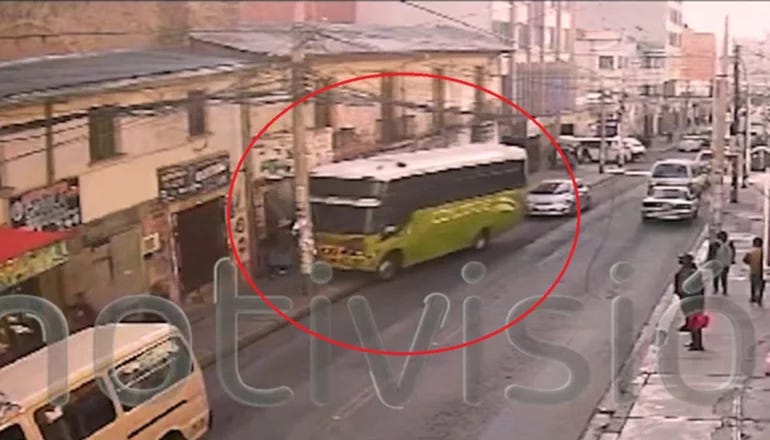 La Paz: Conductor de bus escolar fallece de un paro cardíaco mientras llevaba niños