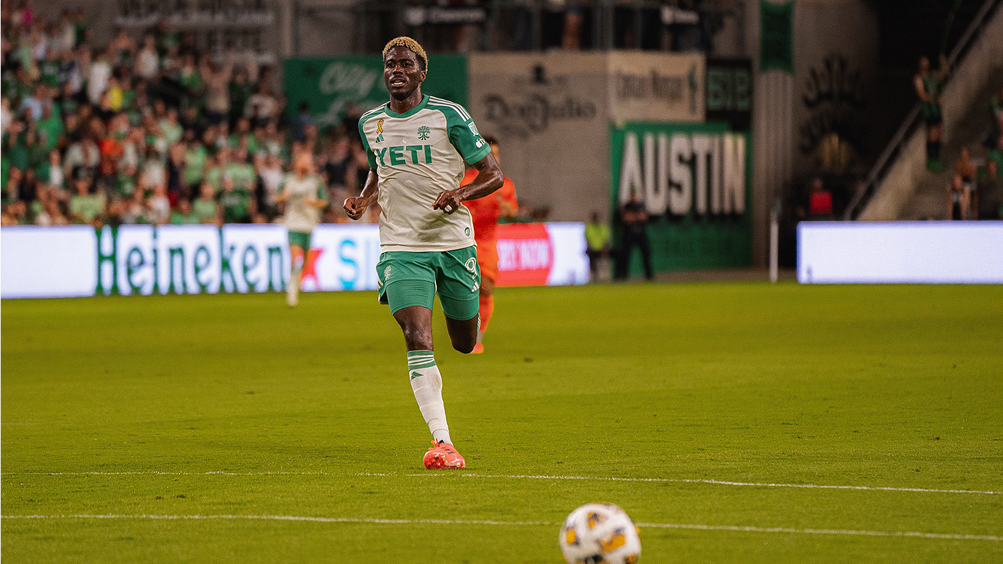 Gyasi Zardes chasing ball