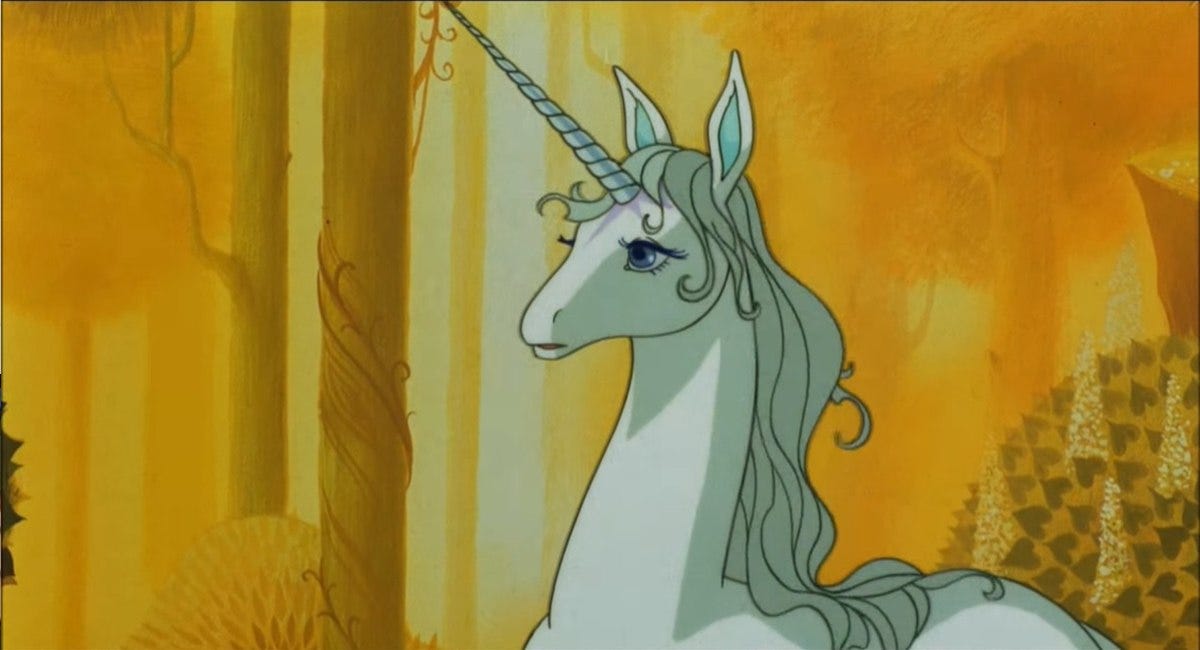 L'unicorno del film, bianca e con gli occhi azzurri, si staglia su uno sfondo giallo