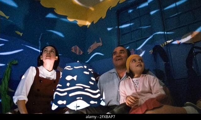 USA. Christina Ricci , Winona Ryder and Bob Hoskins in a scene from the  (C)Orion Pictures movie: Mermaids (1990). Plot: An unconventional single  mother relocates with her two daughters to a small