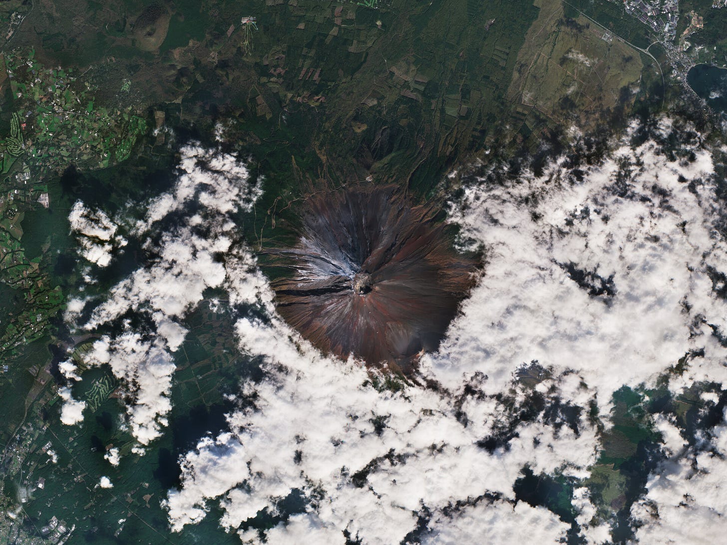 Snow returns to Mount Fuji