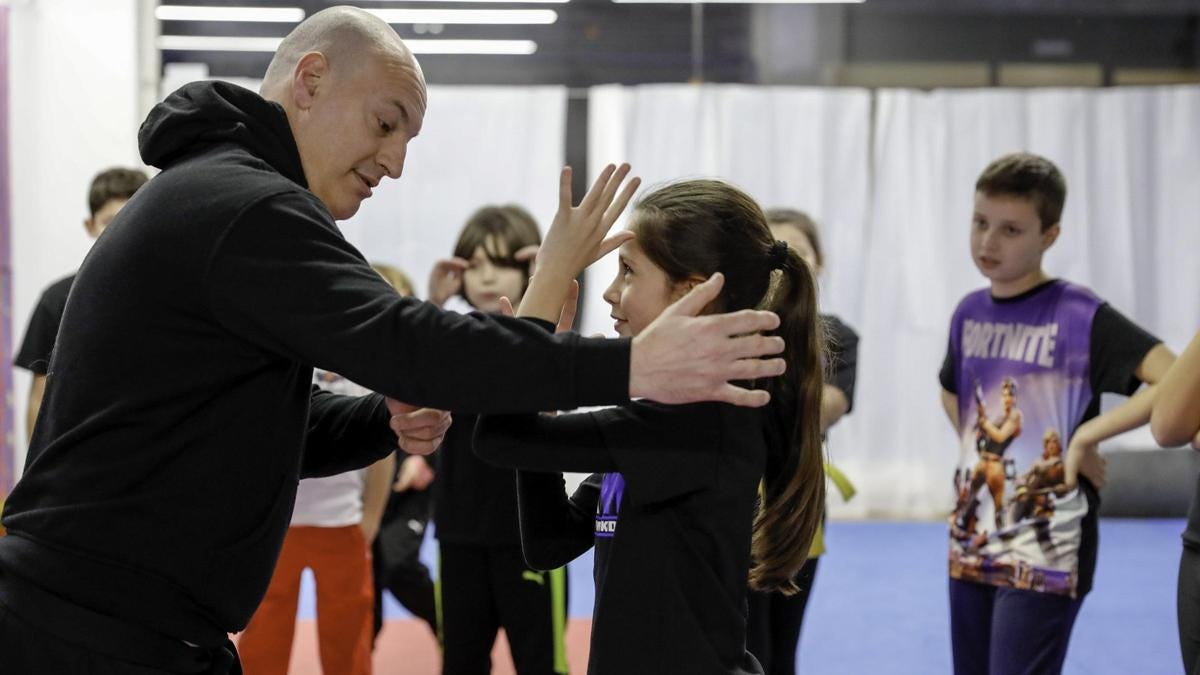 Armando Carriles durane una instrucción de krav maga.