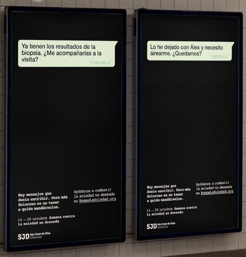 In una parete della metro sono appesi due cartelli della campagna RompeLaSoledad.org con il motto “Ci sono messaggi che fa male scrivere. Ma è ancora più doloroso non avere nessuno a cui mandarli.” e le date: 14-20 ottobre, settimana contro la solitudine indesiderata. In alto, un fumetto in stile WhatsApp su sfondo nero: il contenuto del messaggio è tradotto in basso.