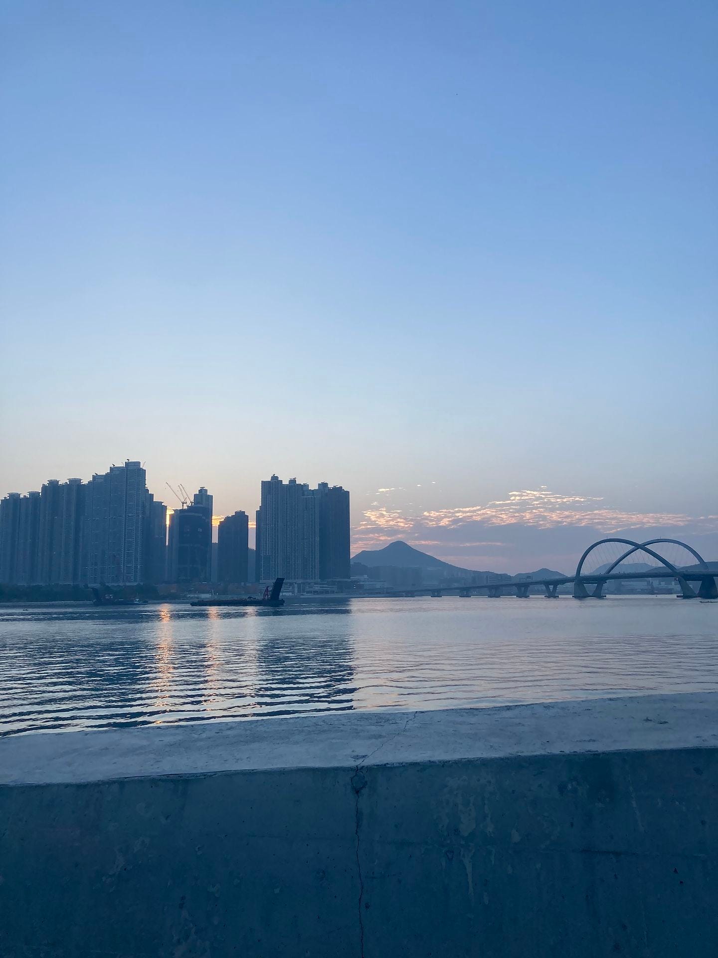 香港の夜明けの海の写真