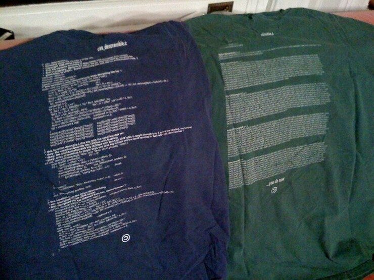 Camisetas com pedaços do código da Tornado Cash.