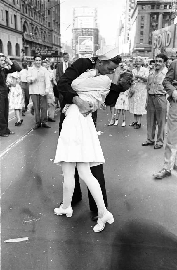 Who Were the People in the Times Square Kiss on V-J Day?