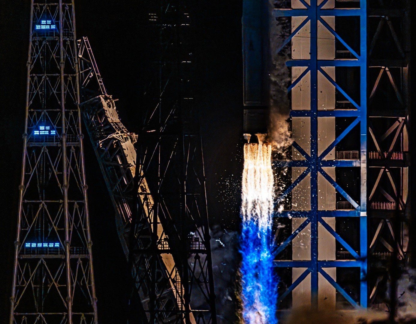 The Long March 12 Y1 vehicle lifting off with the transporter-erector fully swung away from the vehicle.