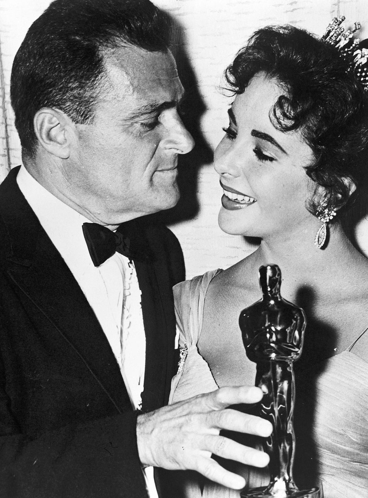 Mike Todd and Elizabeth Taylor pose together at the Academy Awards ceremony on March 27, 1957 (Album/Alamy)