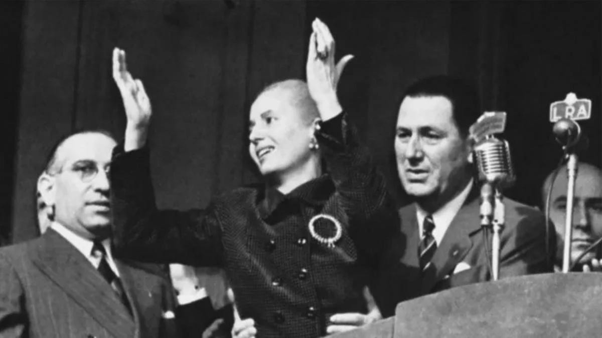 Eva Perón es sostenida por Juan Domingo Perón en el último discurso que dio en Plaza de Mayo