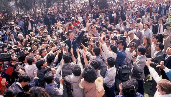 Un día después de su triunfo 30 años atrás, Alberto Fujimori fue el literal centro de atención. (Foto; Darío Médico/Archivo de El Comercio)