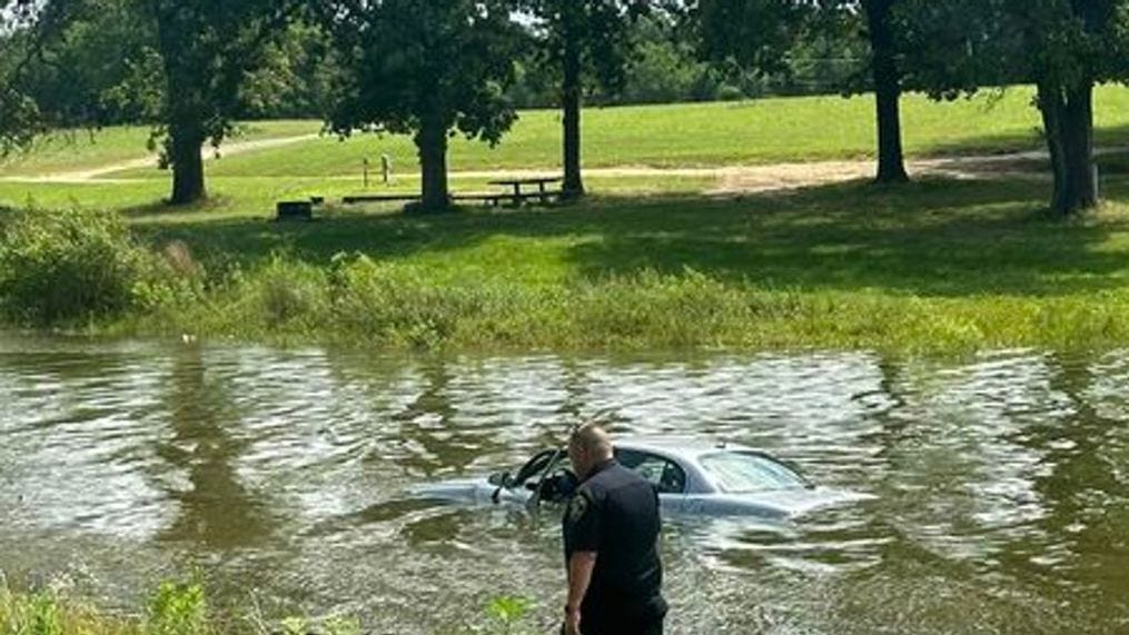 Assistant chief rescues driver after car plunges into Holdenville Lake (Holdenville Police Department){p}{/p}