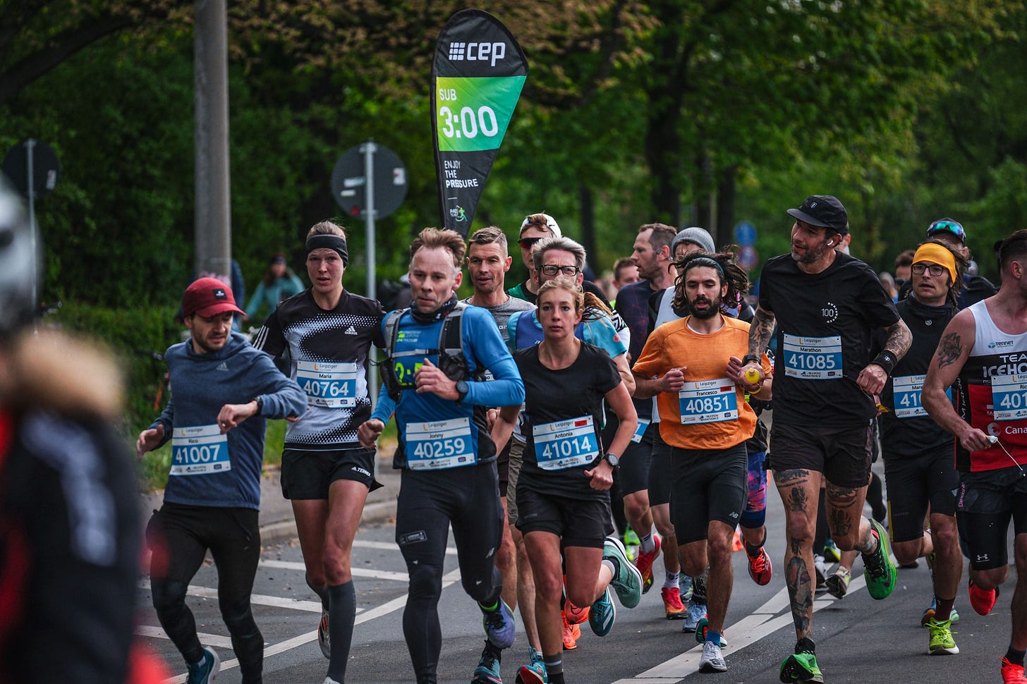 The author together with a pack of runners including the official 3:00 hours pacer of the marathon