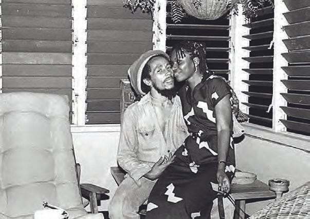 L'artista e la «principessa» gabonese, nel 1980.