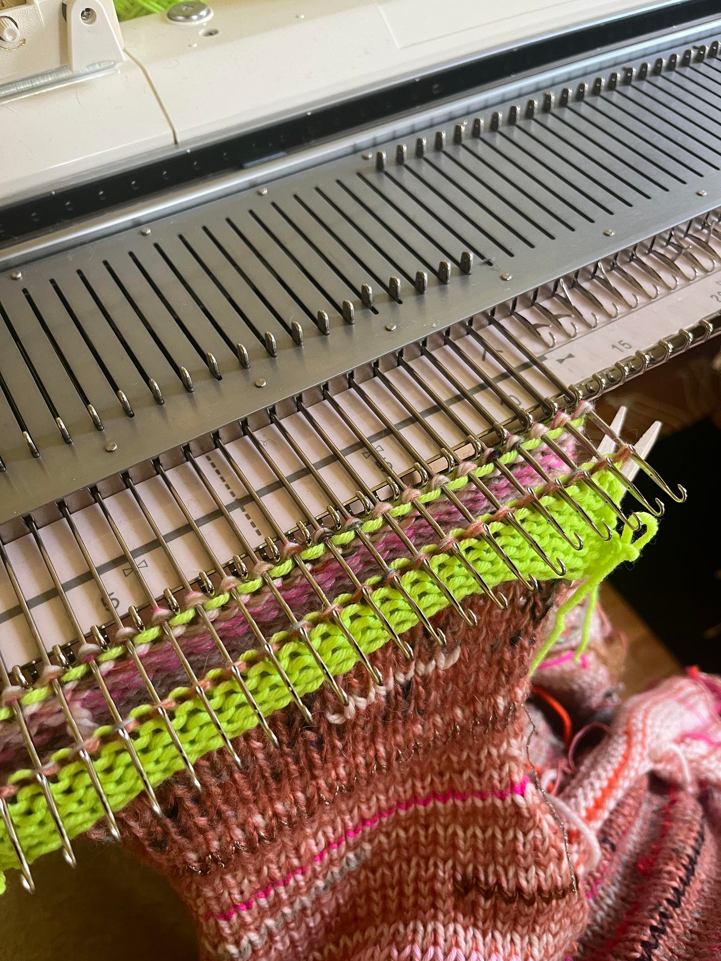 Machine knitting joining shoulder seam