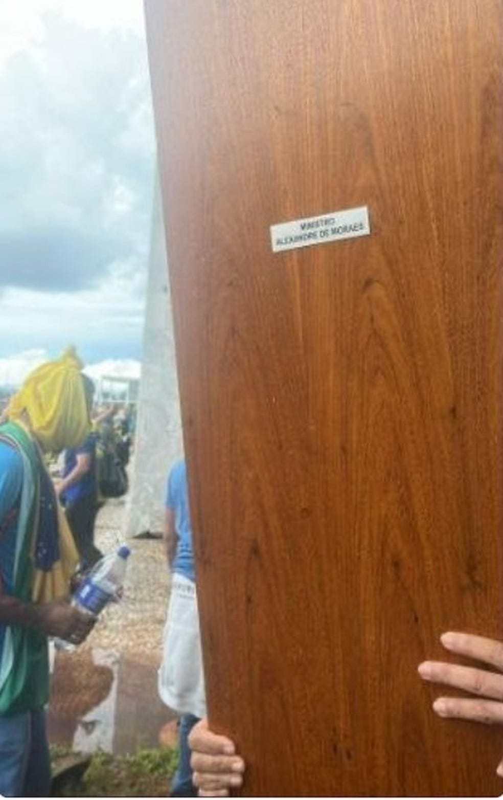 Bolsonarista radical arranca porta de armário com toga do ministro do STF  Alexandre de Moraes | Distrito Federal | G1
