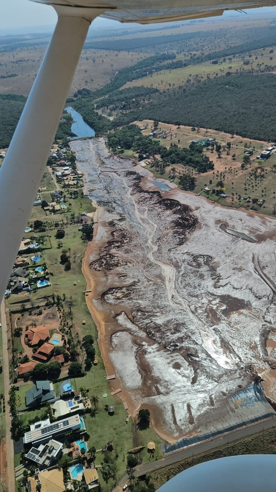 Rompimento de represa inunda condomínio e interdita BR-163 no Mato Grosso do Sul