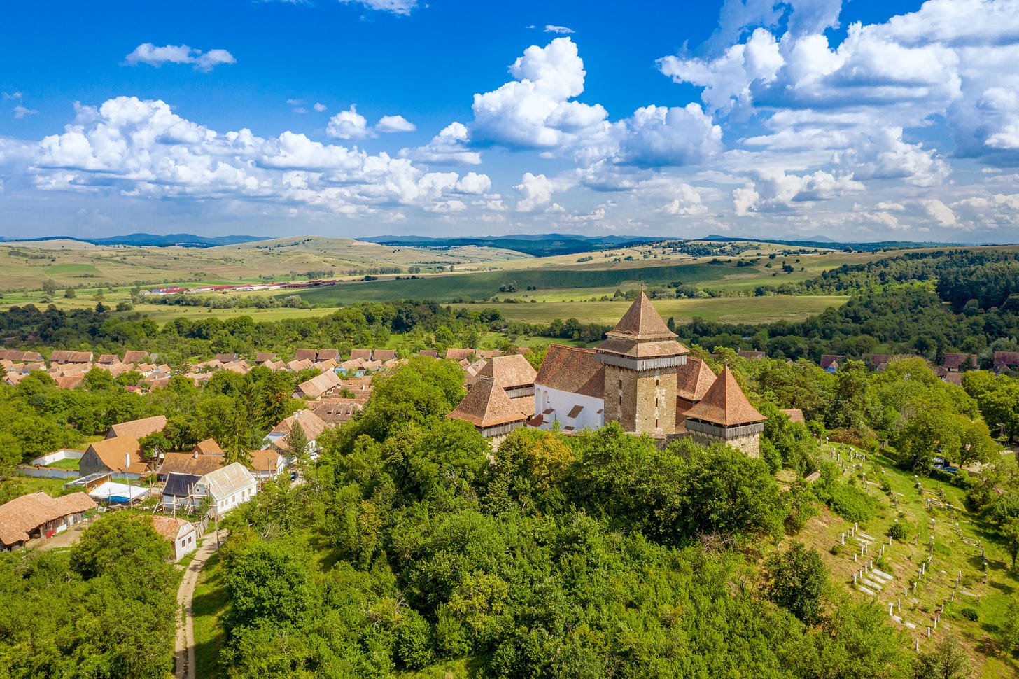 villaggio rumeno con chiesa sassone fortificata immersa nella campagna