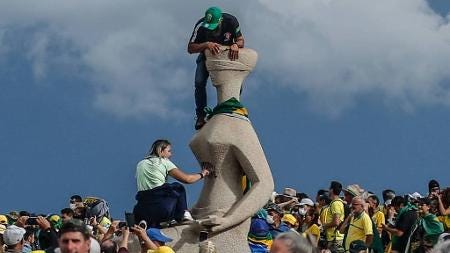 Moraes vota por condenar mulher que pichou estátua a 14 anos de prisão