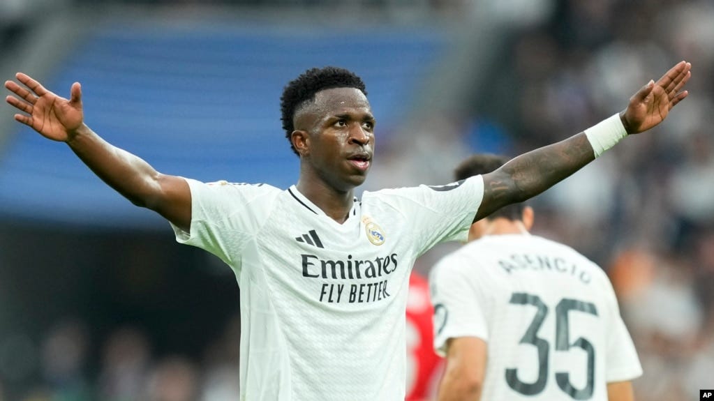 Vinicius Junior celebra tras anotar en el encuentro del Real Madrid ante el Osasuna en el Estadio Santiago Bernabeu en la liga española, el 9 de noviembre del 2024