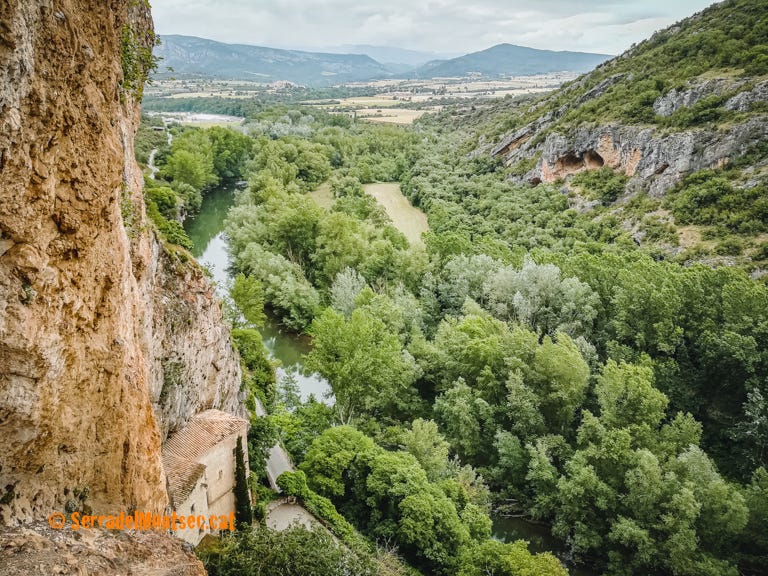 El Turó d'Antona vist des de la Serra del Munt. A la dreta es veuen les coves d'Antona, part del Santuari del Salgar i el riu Segre. Vernet, Artesa de Segre. Montsec de Rúbies (o de Meià). La Noguera, Lleida, Catalunya. El Turó d'Antona vist des de la Serra del Munt. A la dreta es veuen les coves d'Antona, part del Santuari del Salgar i el riu Segre. Vernet, Artesa de Segre. Montsec de Rúbies (o de Meià). La Noguera, Lleida, Catalunya.