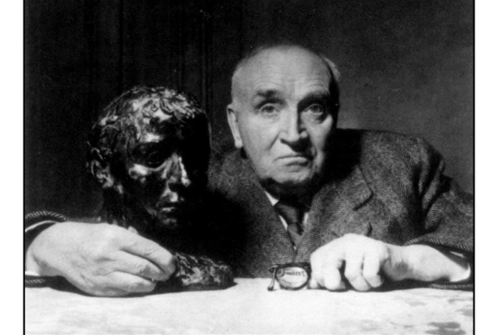 Paul Claudel con il suo ritratto da giovane realizzato dalla sorella Camille, in una fotografia del 1951