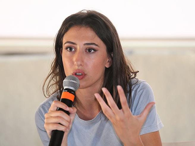 Cecilia Sala arrestata in Iran: la giornalista italiana è in una cella di  isolamento a Teheran. Le telefonate alla famiglia e la visita  dell'ambasciatrice | Corriere.it
