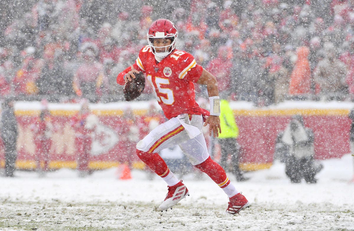 NFL: Mahomes, Chiefs dealing with snow in Denver