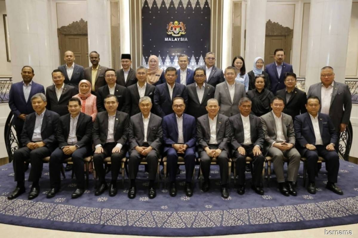 PM, Cabinet ministers attend retreat to enhance solidarity of unity govt |  The Edge Markets