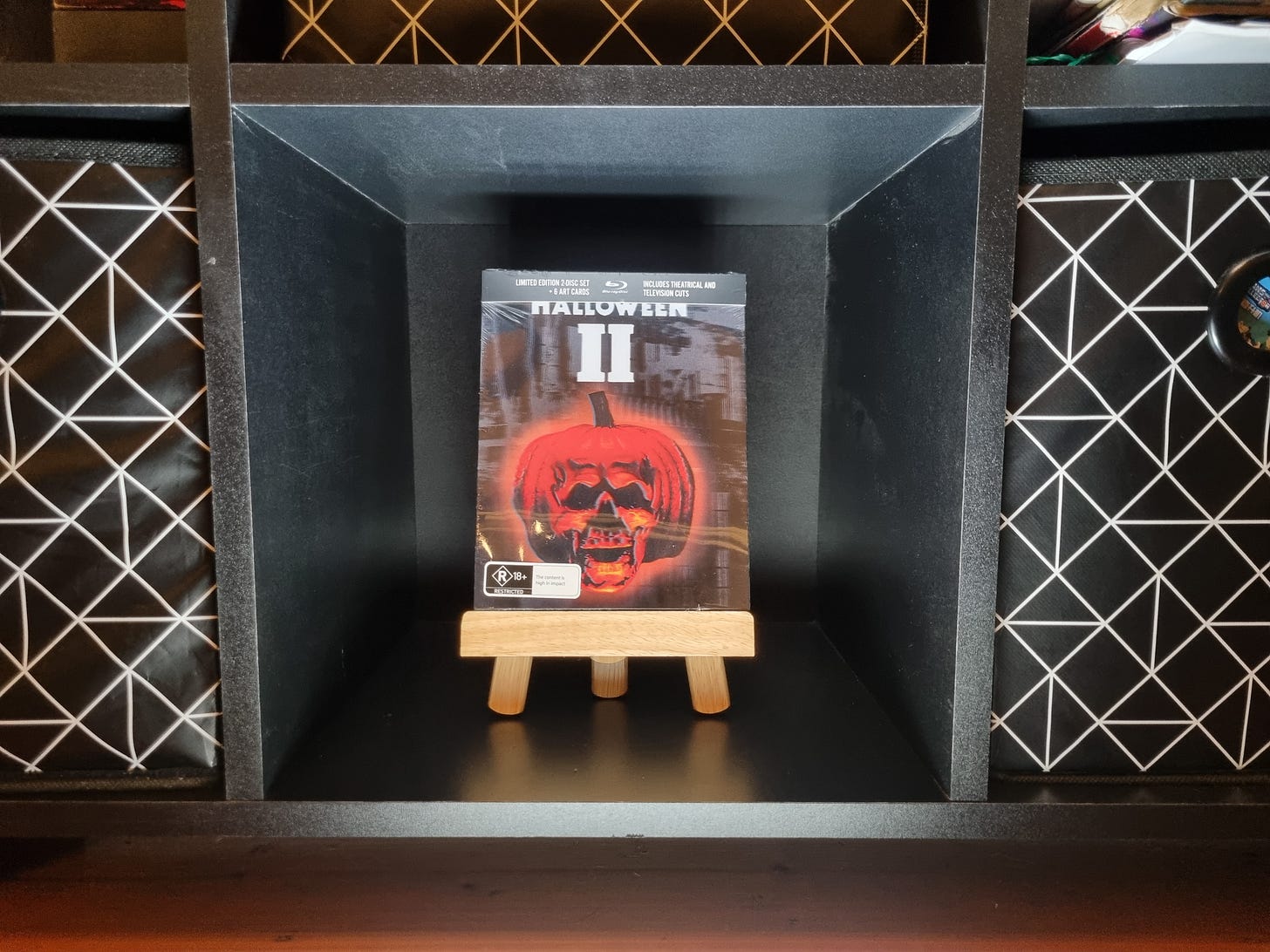 halloween 2 II limited edition blu-ray lenticular hardcover and photo cards via vision release lionsgate jamie lee curtis blu-ray movie review universal pictures donald pleasence