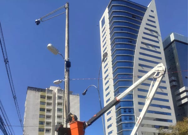 Curitiba avança com instalação de luminária inteligente