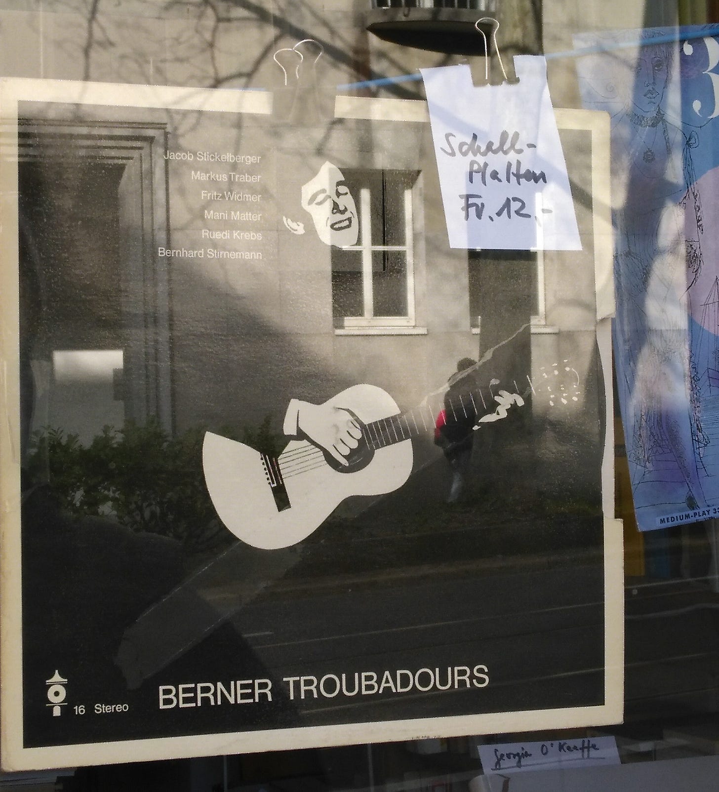 Un vinile dei Berner Troubadours esposto in una vetrina