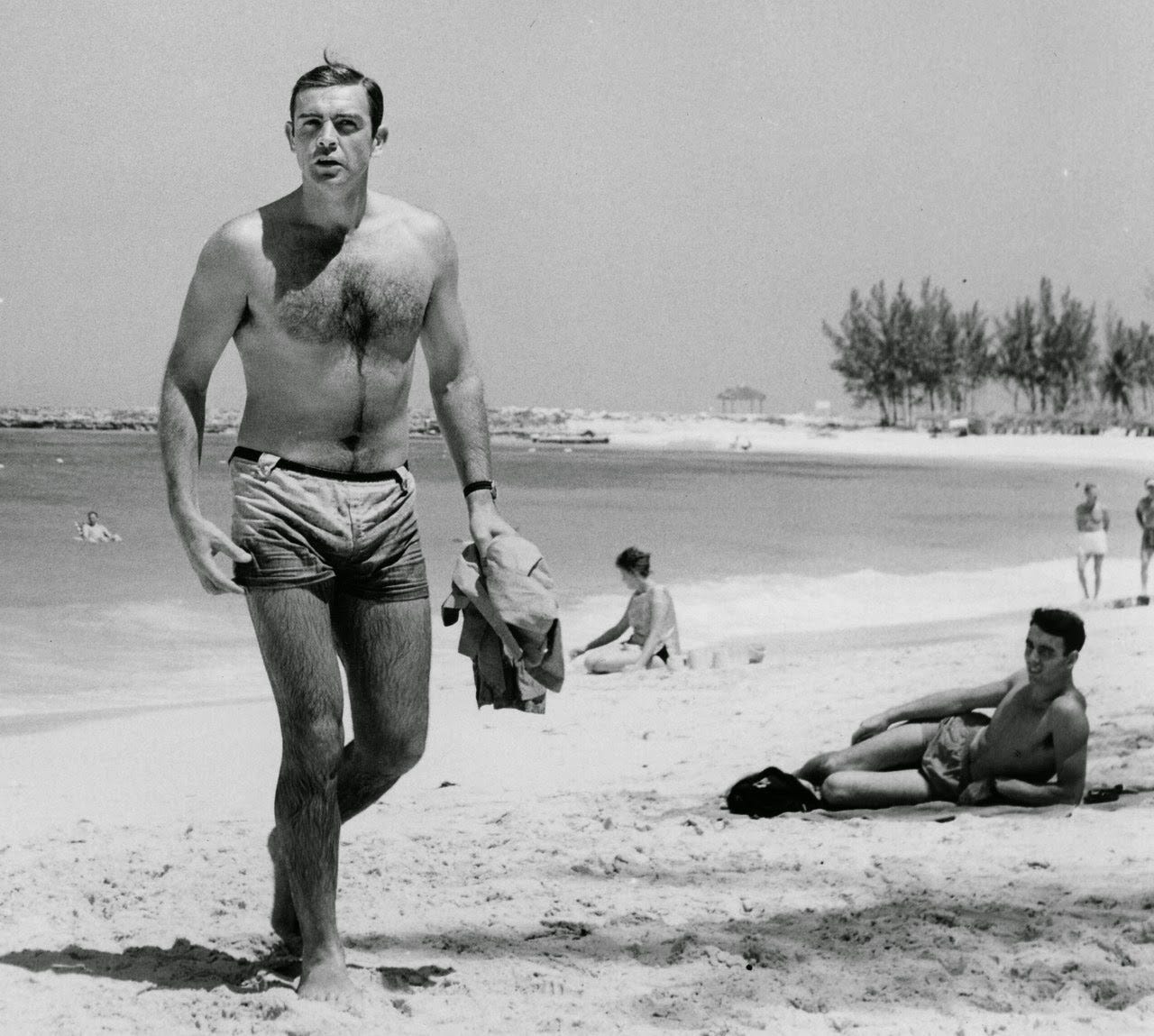 Sean Connery Behind the scenes at the beach for THUNDERBALL - Flashbak