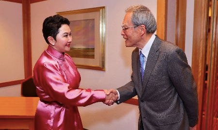 La ministre des Affaires Étrangères mongole et le Grand Maître des Cérémonies japonais