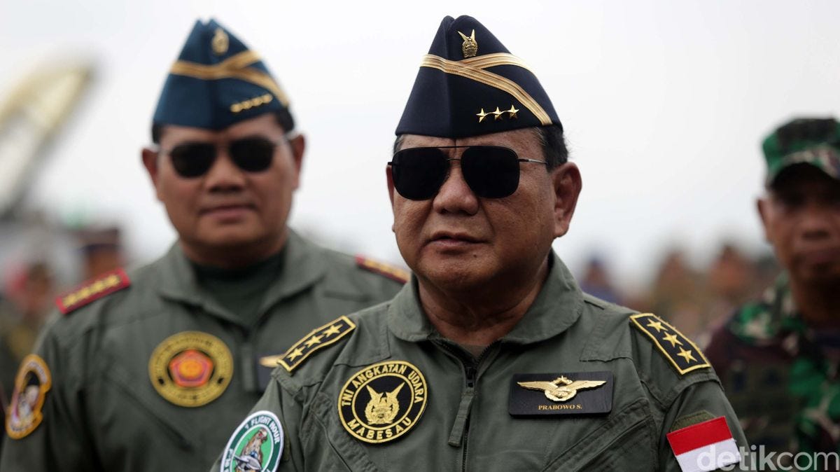 Pose Prabowo Dengan Brevet Wing Kehormatan Penerbang TNI AU