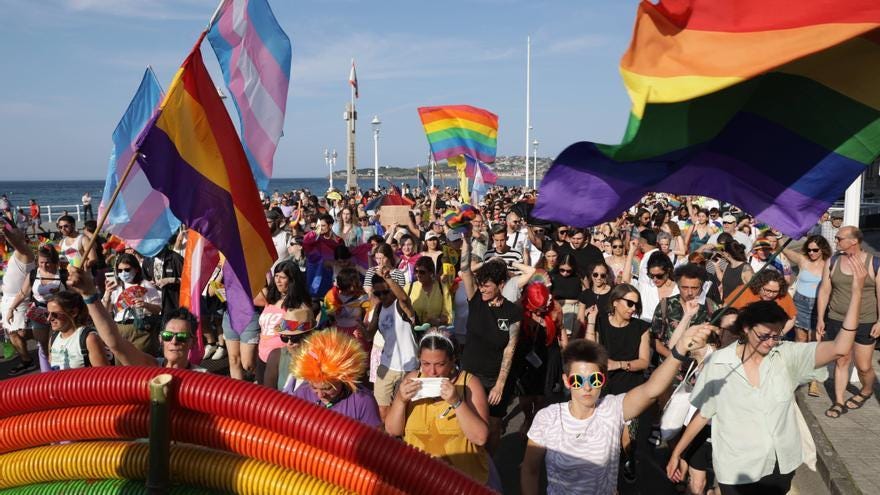 Marea multicolor en Gijón para celebrar el Orgullo: "Lo que se ha ganado en  los últimos años se puede perder" - La Nueva España