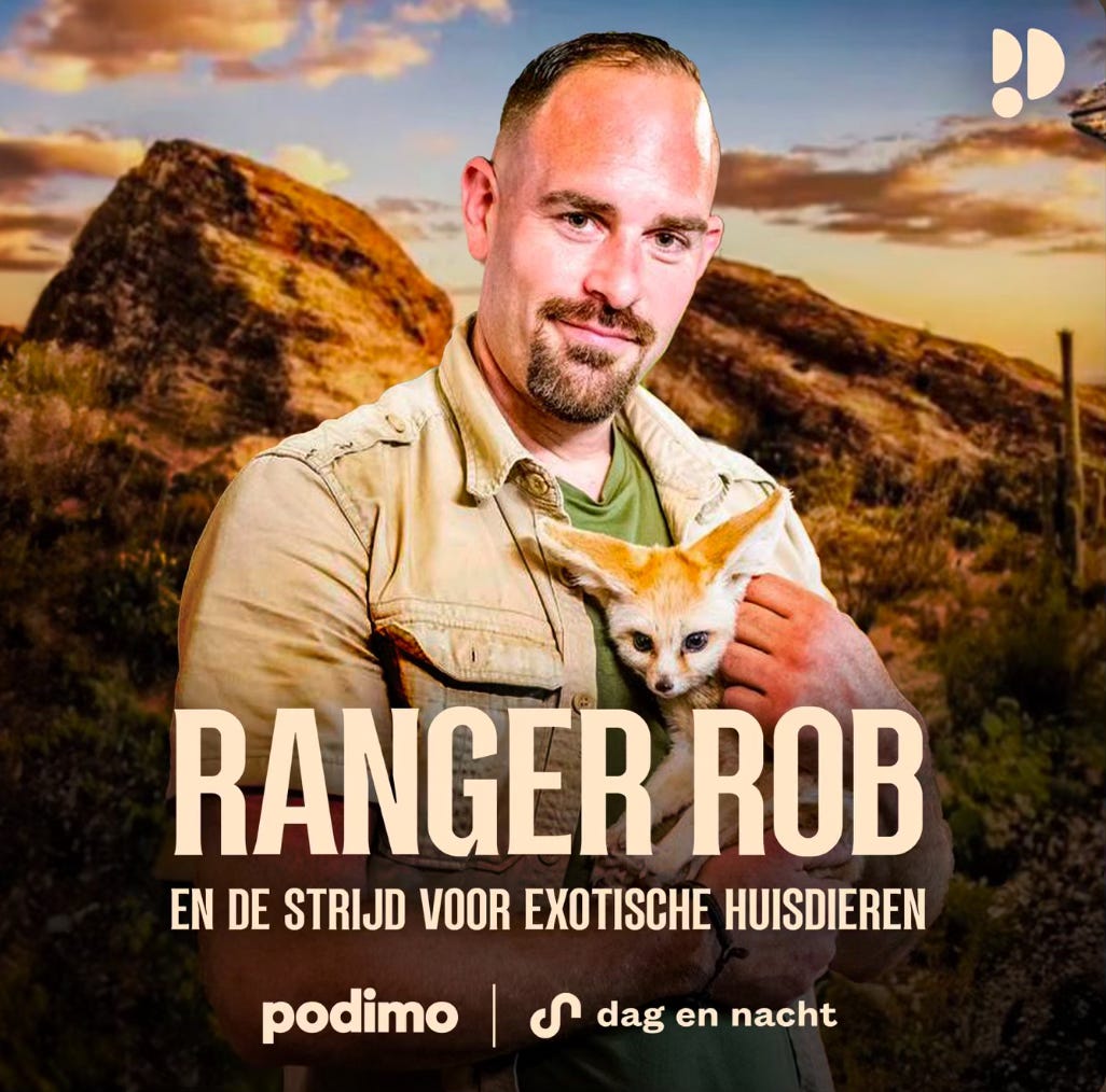 Een afbeelding van Ranger Rob, een man in safari-outfit met een kleine fennekvos in zijn handen. Op de achtergrond is een woestijnlandschap te zien bij zonsondergang. Tekst op de afbeelding: 'Ranger Rob en de strijd voor exotische huisdieren', met logo's van Podimo en Dag en Nacht.